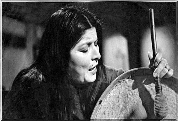 Mercedes Sosa playing instrument