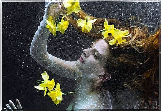 woman-underwater