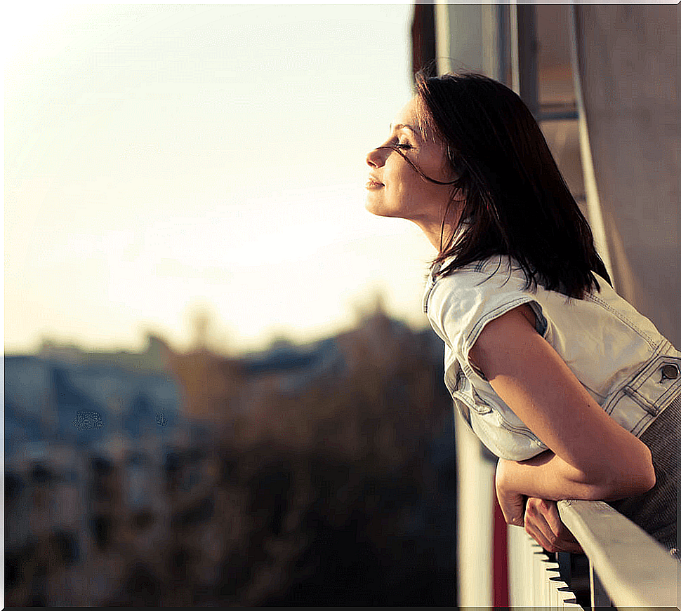 woman-on-balcony