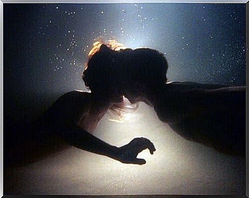 couple-kiss-under-water