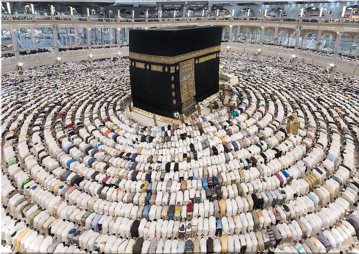 Faithful praying in Mecca